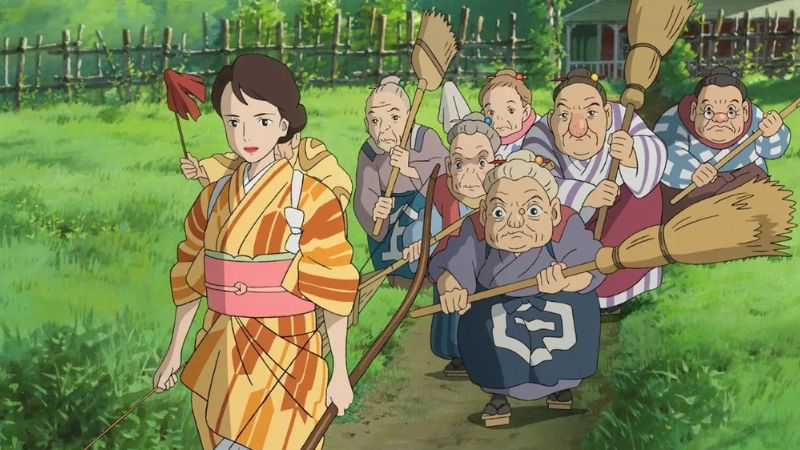 夏子の後ろを歩いて続くおばあちゃんたち